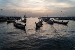 Accra;-Ghana;-Jamestown;-fishing-harbour;-Jamestown-harbour;-pirogue;-wooden-fishing-boat;-fishing-canoe;-sunrise;-golden-light;-artisanal-fishing;-fishing-community;-Gulf-of-Guinea;-West-Africa;-historic-district;-Sino-Ghanaian-cooperation;-maritime-infrastructure;-documentary-photography;-Kaleidos;-Kaleidos-images;-La-parole-à-limage;-Stories-Pictures;-Tarek-Charara